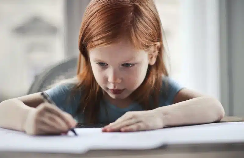 Aider son enfant à surmonter ses peurs et anxiétés : les conseils d’un expert