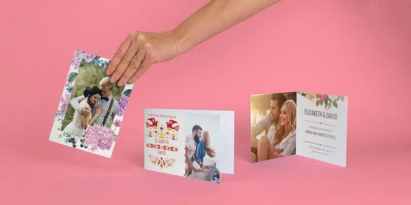 Comment faire pour que la carte de remerciement de mariage soit cohérente avec le thème ou les couleurs du mariage ?