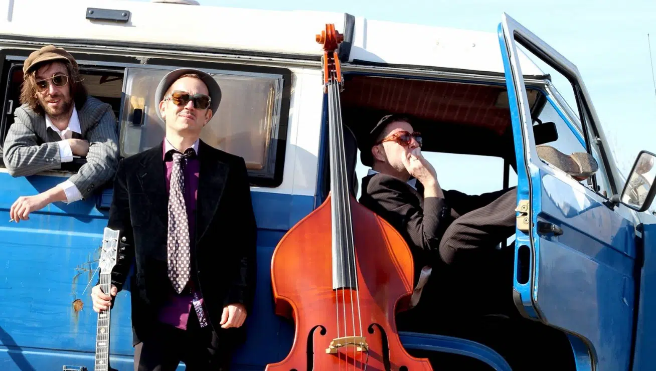 Musiciens avec leurs instruments dans un van