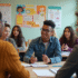 Groupe de jeunes en discussion en classe avec affiches éducatives