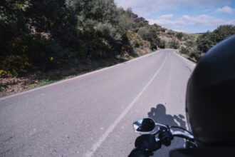 Rouler sur route et piste avec une seule moto : est-ce possible sans compromis ?