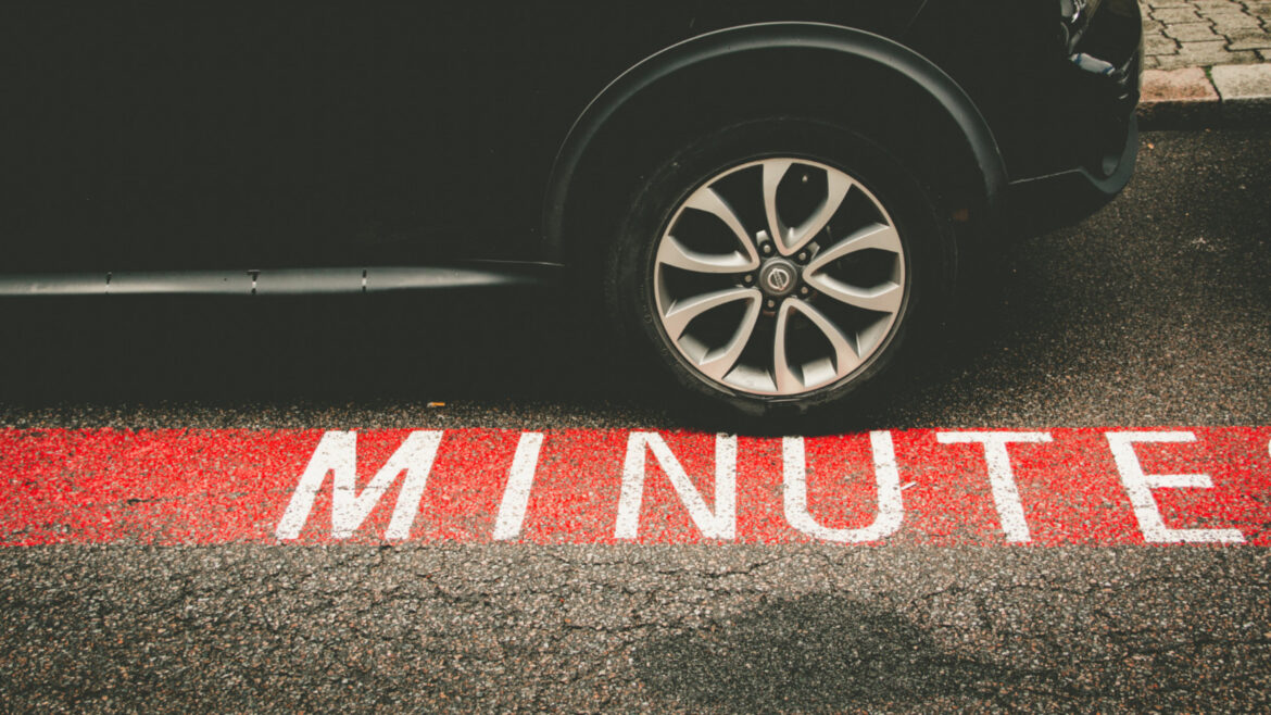 Sécurité et rapidité : pourquoi chaque ville a besoin de panneaux de dépose minute ?