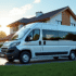 Van nineseater propre devant une maison moderne en banlieue